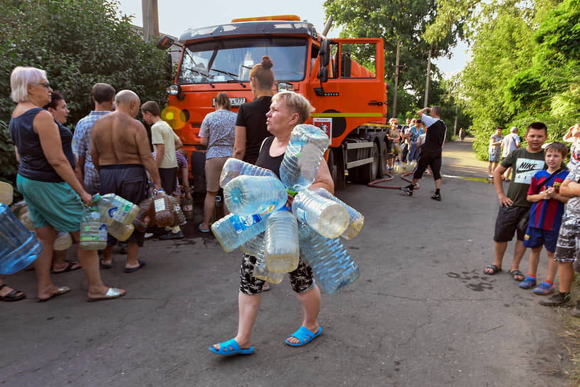 Очередь за водой в Кировском районе Донецка