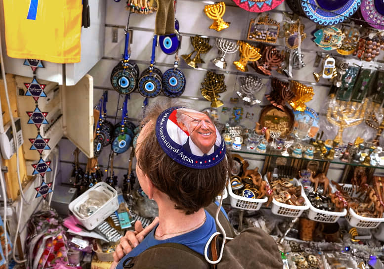 Покупатель в кипе с изображением президента США Дональда Трампа в сувенирной лавке в Израиле