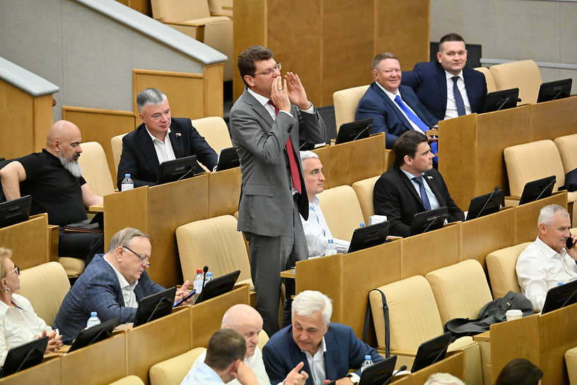 Первый зампред комитета по экономической политике Денис Кравченко (в центре) 