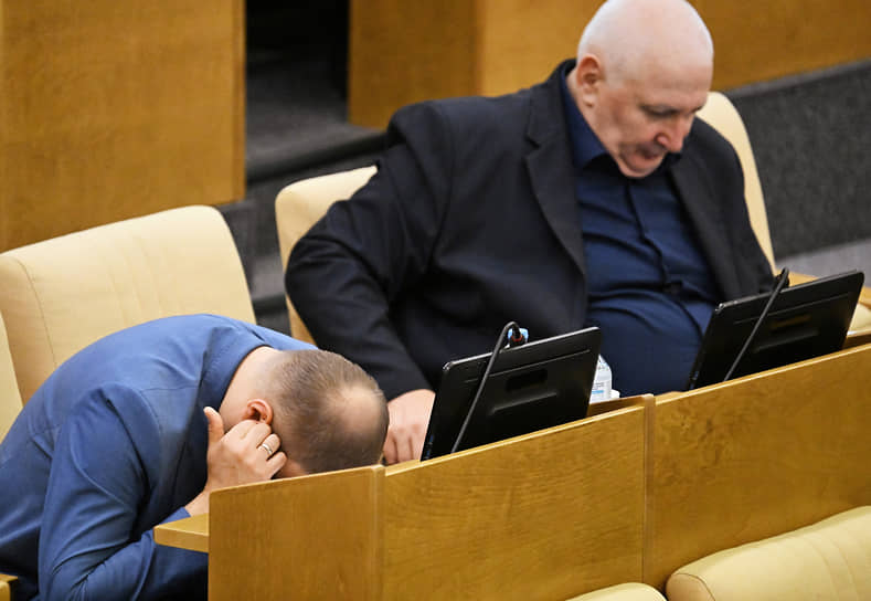 Зампред комитета по делам СНГ, евразийской интеграции и связям с соотечественниками Артем Туров (слева) и член комитета по бюджету и налогам Мурат Хасанов