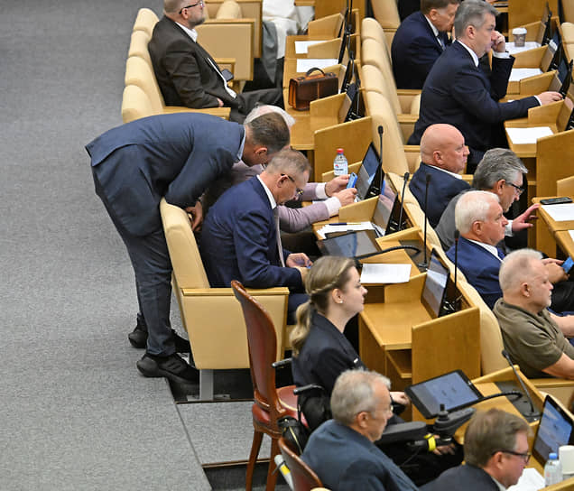 Депутаты на пленарном заседании
