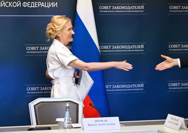 Заместитель председателя Госдумы Ирина Яровая перед началом заседания