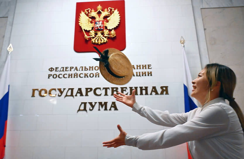 Девушка со шляпой