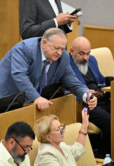 Слева направо: член комитета по региональной политике и местному самоуправлению Роман Птицын, член комитета по энергетике Наталья Назарова, член комитета по обороне Виктор Заварзин и зампред комитета по вопросам собственности, земельным и имущественным отношениям Николай Николаев