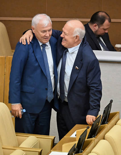 Председатель комитета по финансовому рынку Анатолий Аксаков (слева) и зампред комитета по экологии и охране окружающей среды Анатолий Грешневиков 