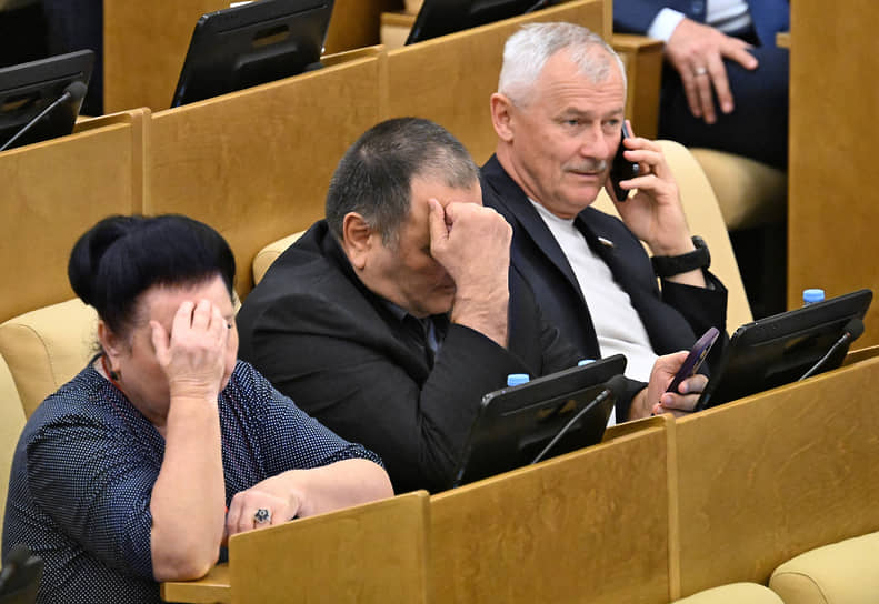 Слева направо: зампред комиссии Госдумы по регламенту и обеспечению деятельности Госдумы Раиса Кармазина, член комитета по энергетике Джамаладин Гасанов и член комитета по финансовому рынку Николай Цед 
