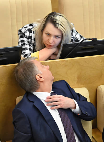 Член комитета по государственному строительству и законодательству Александр Тетердинко (слева) и заместитель председателя комитета по региональной политике и местному самоуправлению Оксана Фадина 