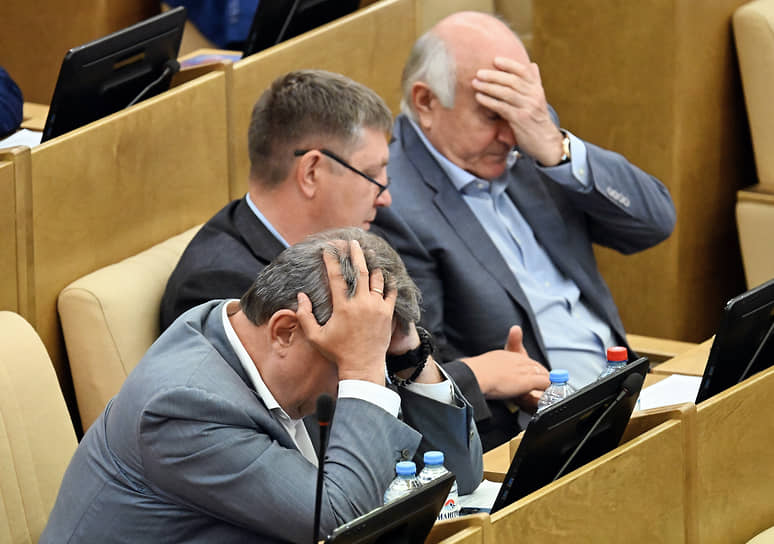 Справа налево: зампред комитета по делам национальностей Николай Долуда, член комитета по промышленности и торговле Константин Захаров и член комитета по бюджету и налогам Валерий Скруг 