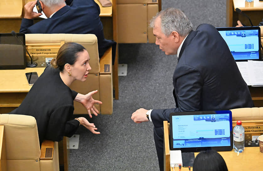 Первый зампред комитета по просвещению Алена Аршинова (слева) и председатель комитета по делам СНГ евразийской интеграции и связям с соотечественниками Леонид Калашников