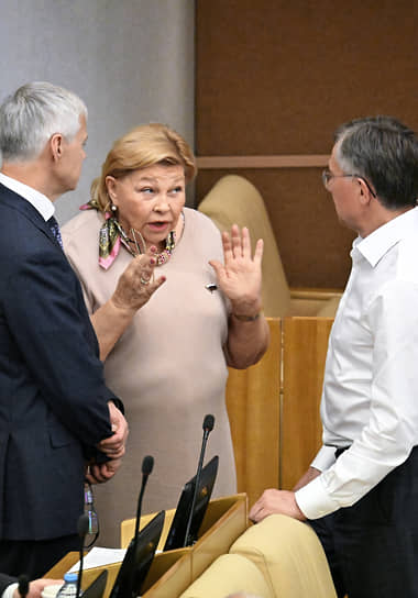 Справа налево: член комитета по безопасности и противодействию коррупции Александр Терентьев, первый зампред комитета по культуре Елена Драпеко и председатель комитета по защите конкуренции Валерий Гартунг
