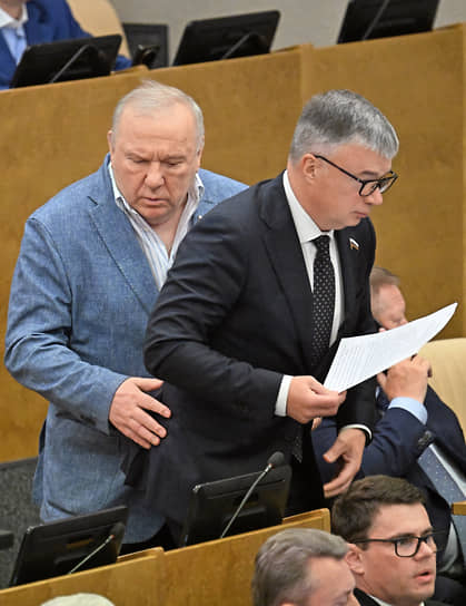 Зампред комитета по развитию гражданского общества, вопросам общественных и религиозных объединений Владимир Шаманов (слева) и член комитета по делам СНГ, евразийской интеграции и связям с соотечественниками Артем Кавинов 