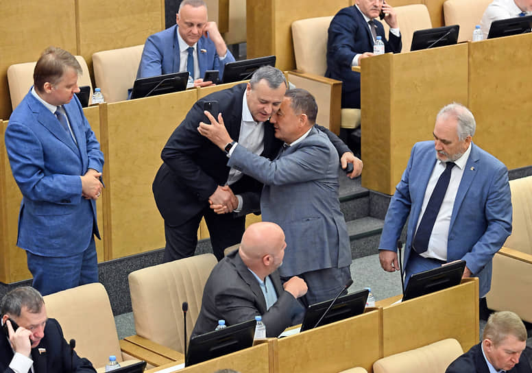 Член комитета по финансовому рынку Олег Димов (второй слева) и член комитета ГД России по строительству и ЖКХ Марат Нуриев (второй справа)