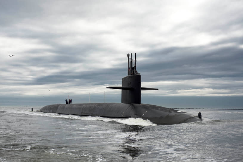 Американская подводная лодка класса «Огайо» возвращается на базу ВМС США Кингс-бей (2013 год)