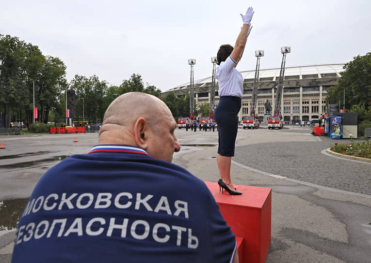 Зрители «вальса» пожарных лестниц