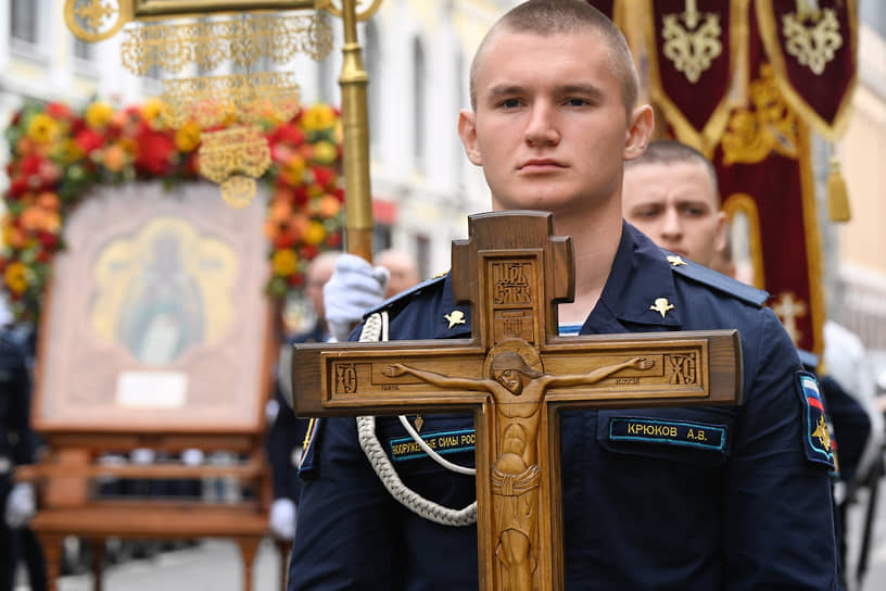 Участники крестного хода от храма Пророка Божия Илии на Китай-городе до Лобного места на Красной площади