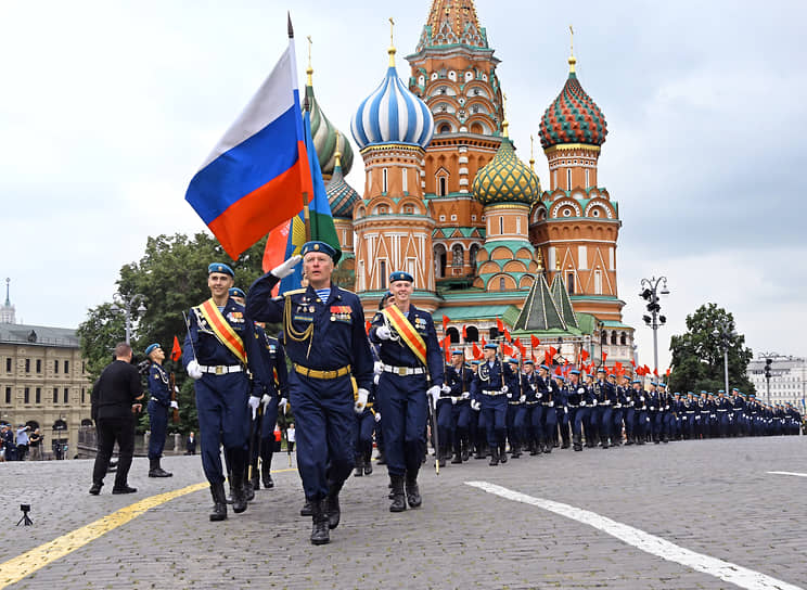 Военнослужащие на Красной площади в Москве