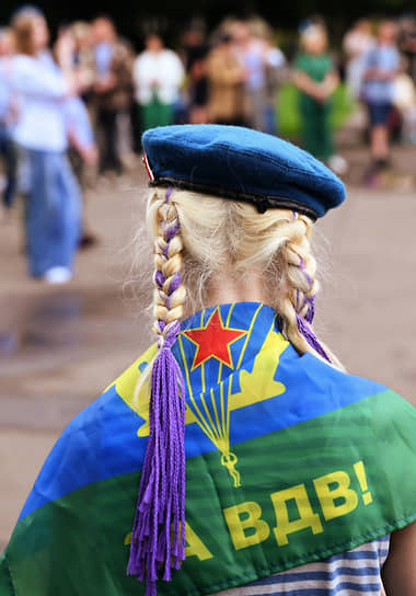 Девушка в голубом берете и с флагом ВДВ