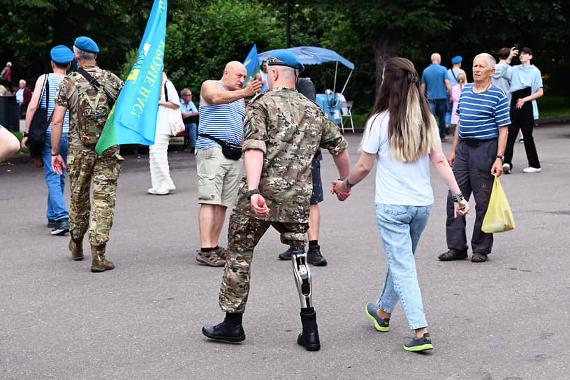 Бывший десантник с девушкой в Парке Горького