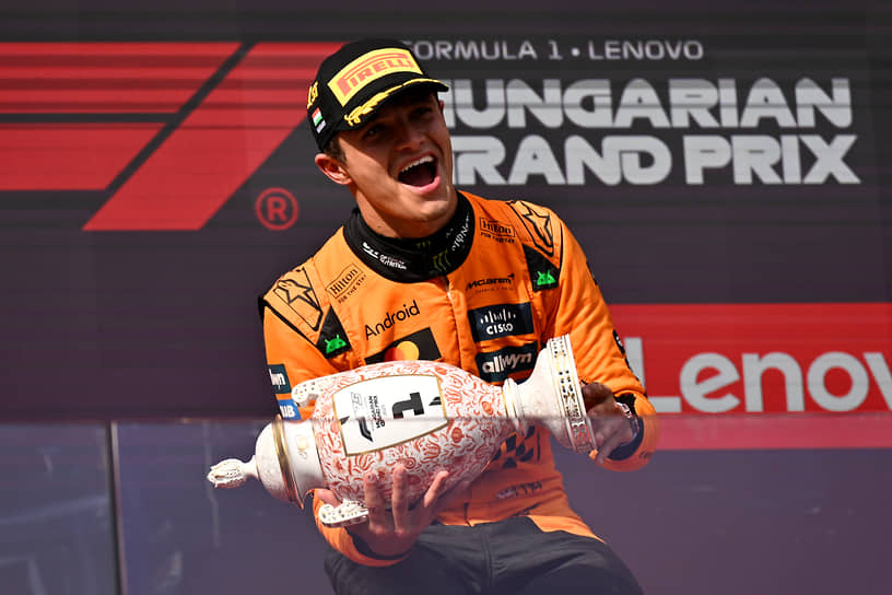 Гонщик McLaren Ландо Норрис на подиуме Гран-при Венгрии
