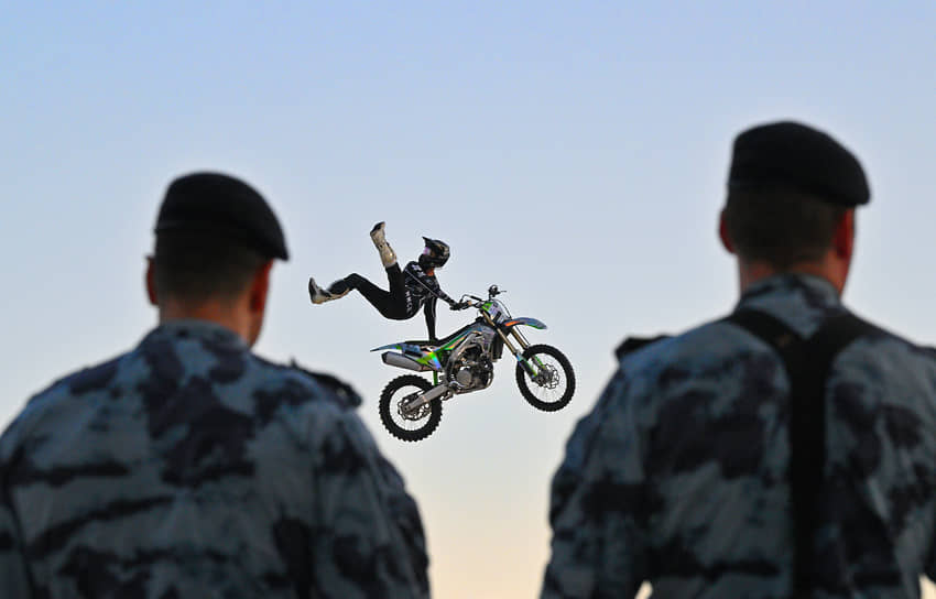 Выступление FMX-райдера в Парке Горького 