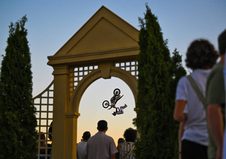 В Парке Горького прошло шоу по мотофристайлу с участием FMX-райдеров