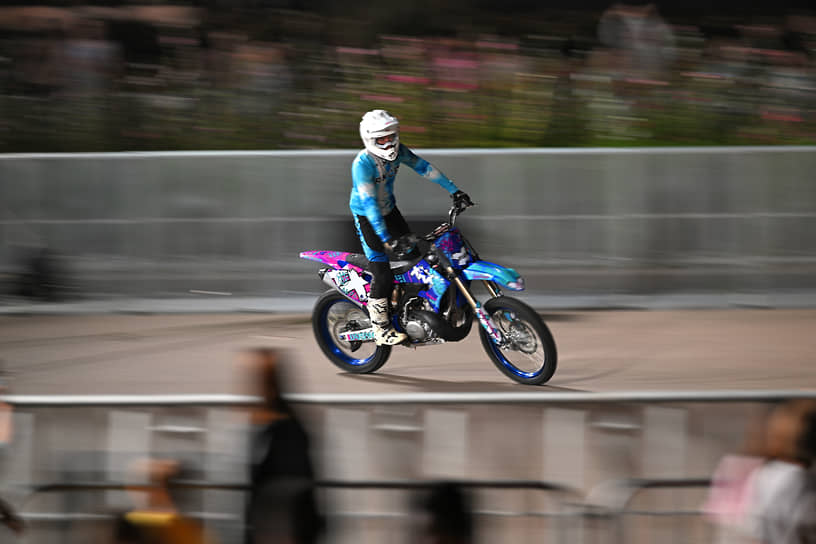 Выступление FMX-райдера в Парке Горького 