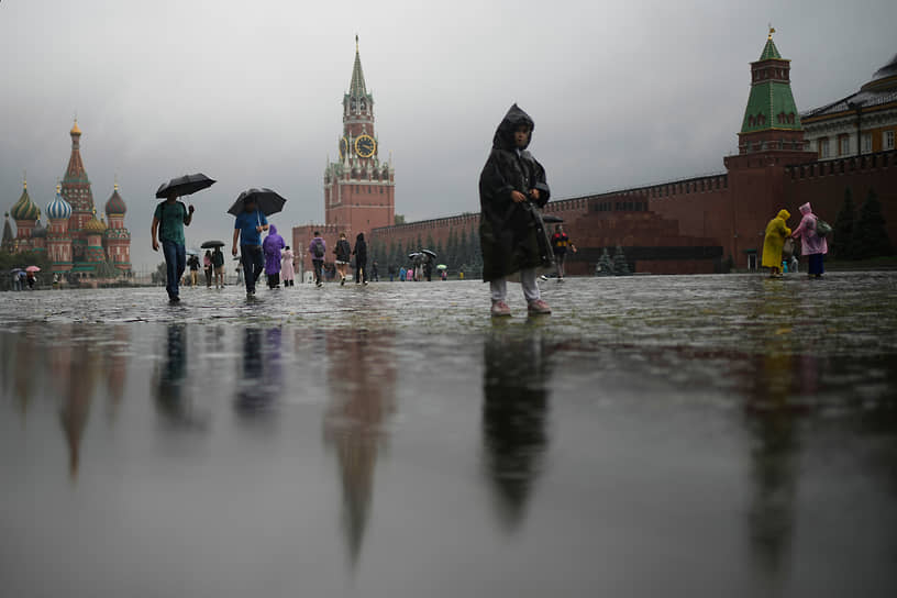 Красная площадь во время дождя