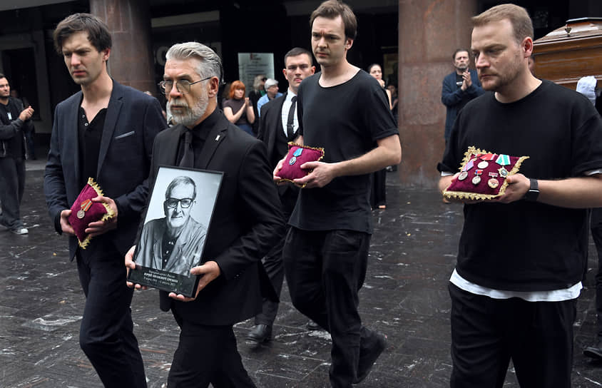 Актеры Нил Кропалов (слева) и Валерий Яременко (второй слева) 