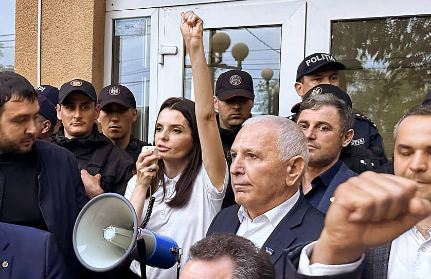 Евгения Гуцул (в центре) на пикете в защиту избиркома Гагаузской автономии (май 2023 года)