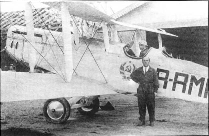 Летчик Екатов (в кабине Р-2) и механик Маликов
