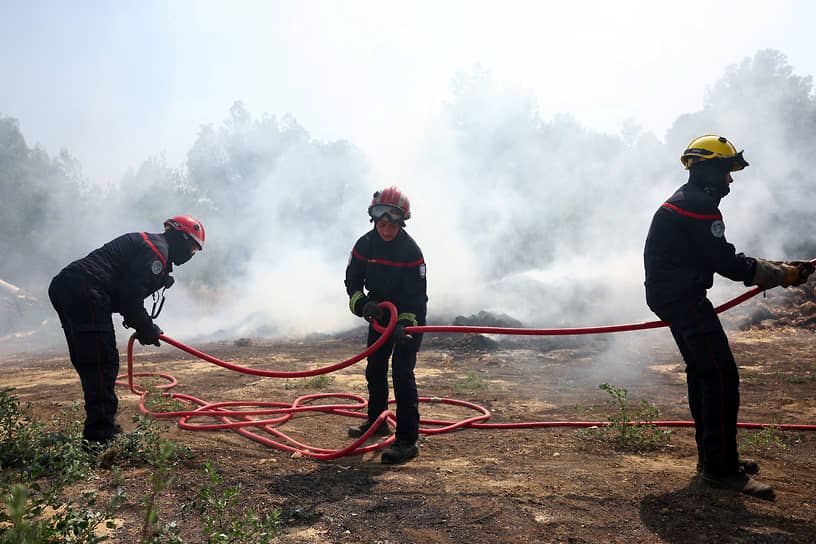Пожарные борются с огнем