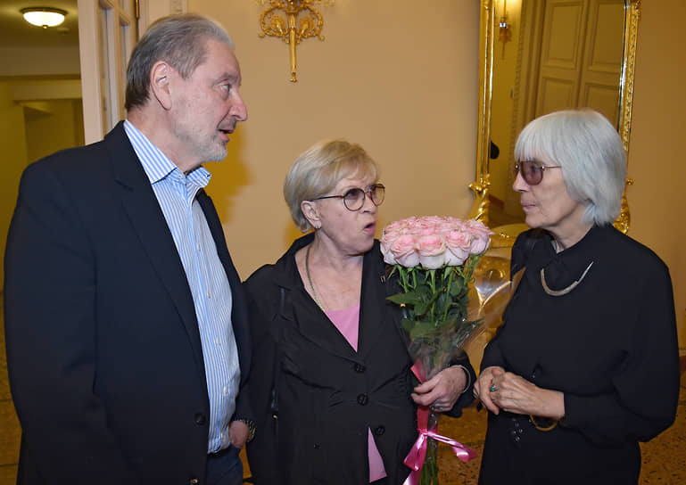 Слева направо: актеры Вениамин Смехов, Алиса Фрейндлих и вдова режиссера Эльдара Рязанова журналист Эмма Абайдуллина на премьере фильма режиссера Валерия Тодоровского «Большой», 2017 год
