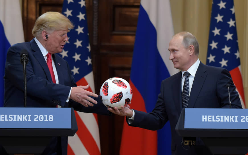 Владимир Путин подарил коллеге официальный мяч ЧМ-2018
