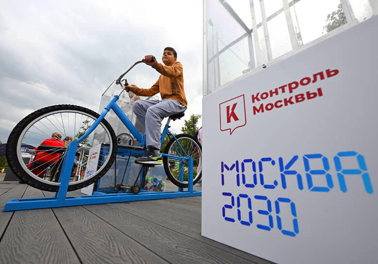Посетители на площадке павильона «Контроль Москвы»