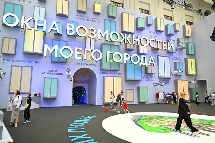 Посетители на выставке «Бесконечное развитие с вечными ценностями»