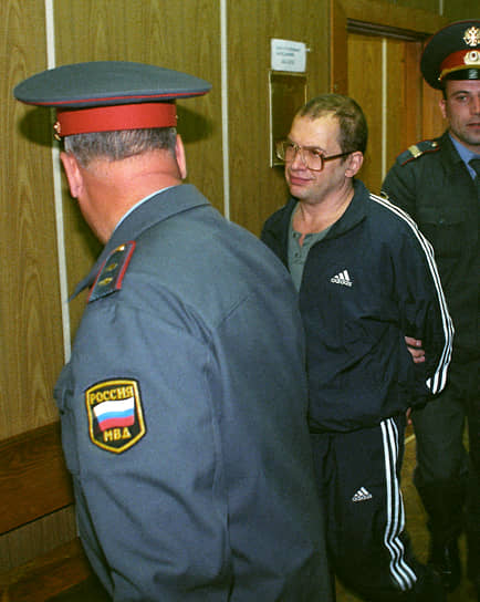 Сергей Мавроди был арестован в январе 2003 года на съемной квартире в Москве. Он стал главным фигурантом трех уголовных дел: о неуплате налогов (производство прекращено в 2004 году за истечением срока давности); о подделке документов (в 2003 году приговорен к лишению свободы сроком на один год и один месяц); о мошенничестве в крупных размерах (в апреле 2007 года был приговорен к лишению свободы сроком на четыре года и шесть месяцев)