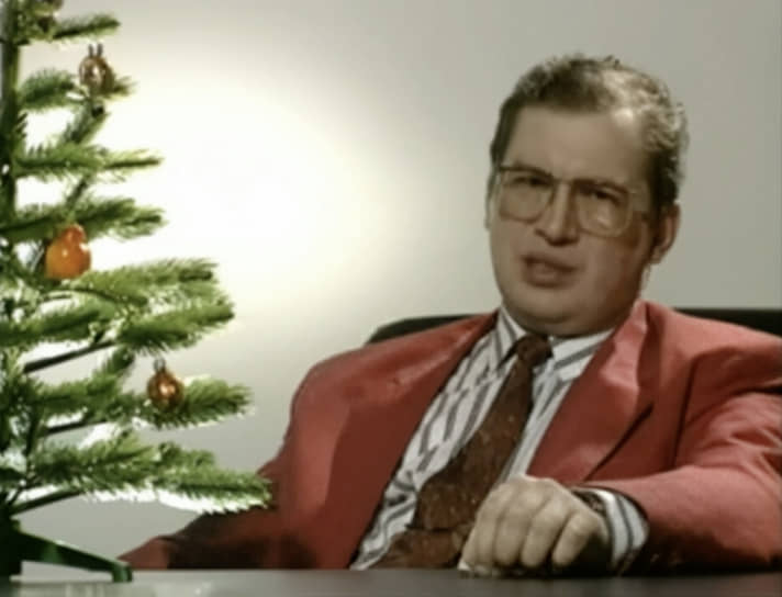 31 декабря 1993 года на телеканале НТВ показали новогоднее поздравление Сергея Мавроди. Позднее в интервью предприниматель рассказал, что «просто купил эфирное время», которое предназначалось для президента России. Малиновый пиджак, в котором он был в кадре, после этого стал очень популярен