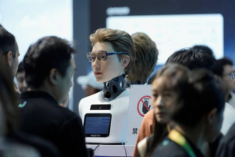 Человекоподобный робот в окружении посетителей выставки. World Robot Conference продолжает фокусироваться на теме «Искусственный интеллект + робототехника»
