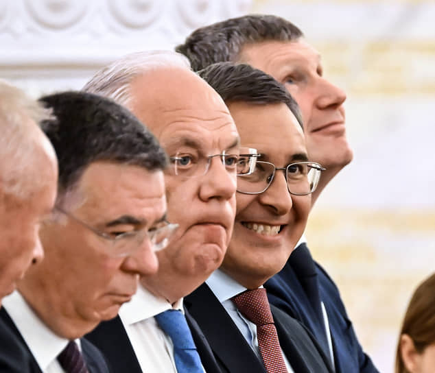 Справа налево: министр экономического развития Максим Решетников, министр науки и высшего образования Валерий Фальков, директор Федеральной службы по военно-техническому сотрудничеству Дмитрий Шугаев и замминистра иностранных дел Александр Панкин перед началом официальной встречи президента Владимира Путина с верховным правителем Малайзии султаном Ибрагимом