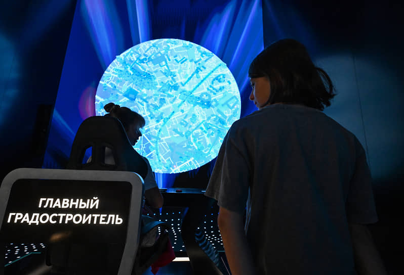 Выставка представляет достижения в сферах транспорта, градостроительства и промышленности