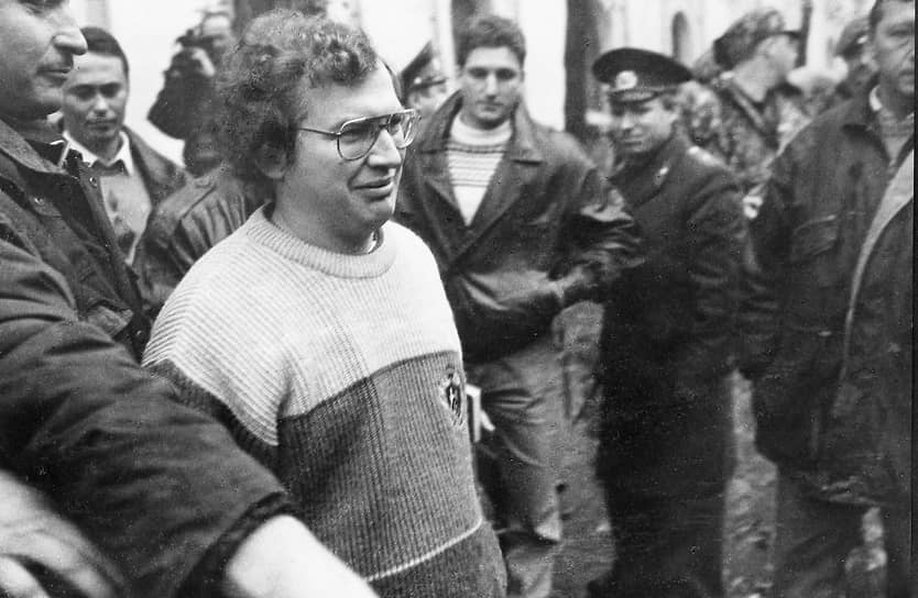В августе 1994 года Сергей Мавроди был арестован по обвинению в сокрытии доходов от возглавляемой им фирмы АОЗТ «Инвест-Консалтинг». В октябре того же года он был освобожден под подписку о невыезде. 30 октября 1994 года Сергей Мавроди был избран депутатом Госдумы, но в октябре 1995 года лишен полномочий (бизнесмен не посетил ни одного заседания Госдумы)