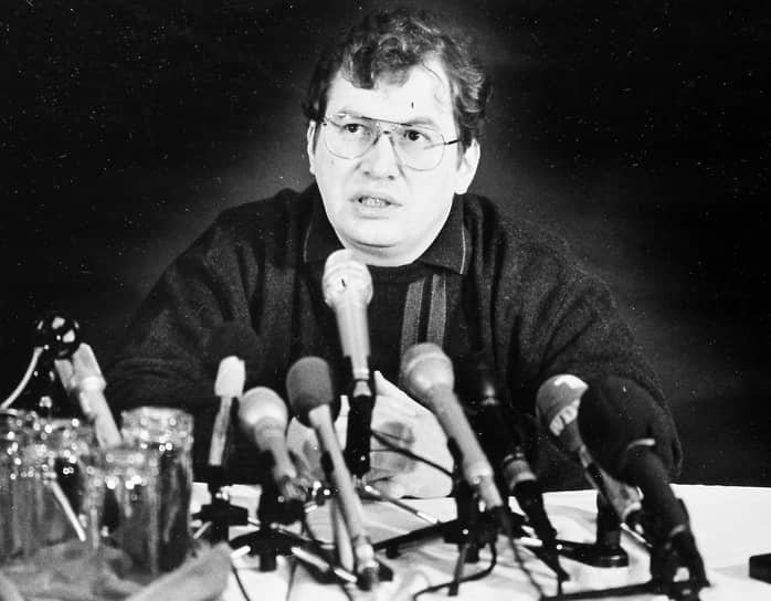 В 1989 году Сергей Мавроди основал кооператив МММ, ставший платформой и для будущей финансовой пирамиды АО МММ. К началу 1990-х в объединение входили 34 филиала по всему СССР, более 300 различных фирм и «карманный» МММ-банк
