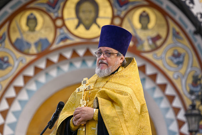 Священник храма святого великомученика Георгия Победоносца на Поклонной горе Вадим Никулин во время молебна, которым открывался фестиваль