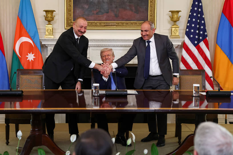 Президент Азербайджана Ильхам Алиев, президент США Дональд Трамп и премьер-министр Армении Никол Пашинян во время встречи в Белом доме