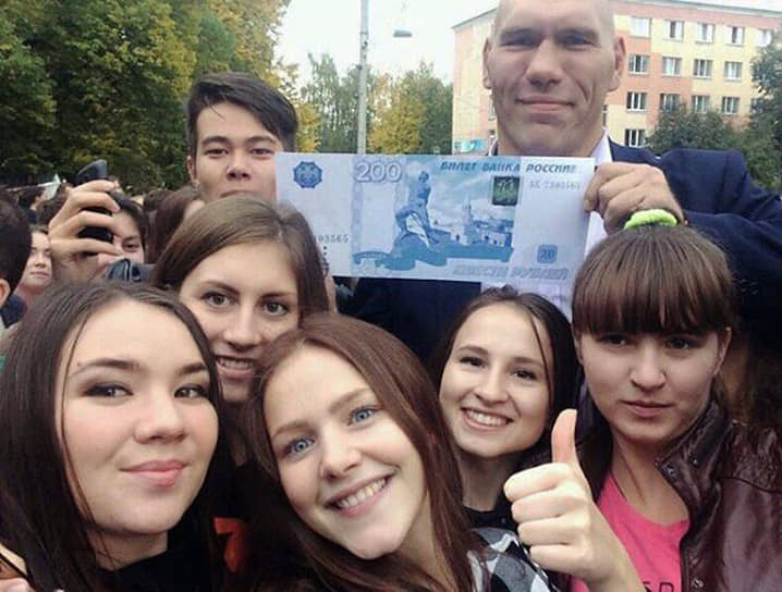 Николай Валуев с банкнотой номиналом 200 руб., 2016 год