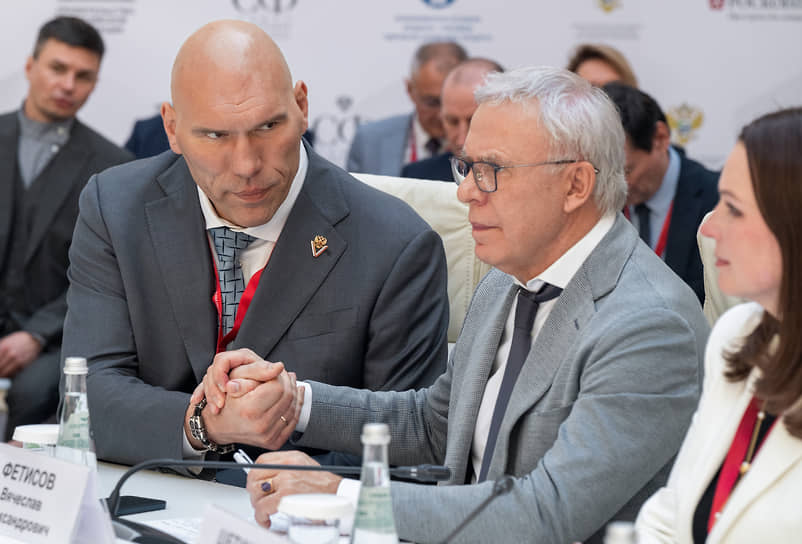С депутатом Госдумы Вячеславом Фетисовым (в центре) на Невском международном экологическом конгрессе в Таврическом дворце, 2025 год
