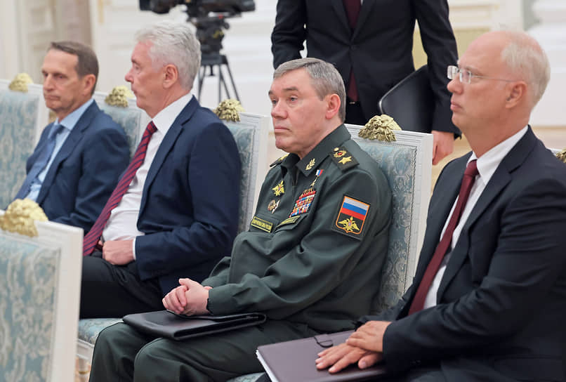 Справа налево:  гендиректор РФПИ Кирилл Дмитриев, начальник Генерального штаба Вооруженных сил РФ Валерий Герасимов, мэр Москвы Сергей Собянин и директор СВР Сергей Нарышкин