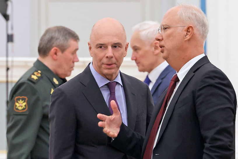 На заднем плане: начальник Генштаба ВС РФ Валерий Герасимов (слева) и министр обороны РФ Андрей Белоусов. На переднем плане: министр финансов РФ Антон Силуанов (слева) и глава РФПИ Кирилл Дмитриев