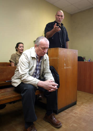 В 2006 году Николая Валуева обвинили в избиении охранника парковки спорткомплекса «Спартак» Юрия Сергеева, который в результате конфликта получил черепно-мозговую травму. Боксер был вынужден выплатить 61-летнему охраннику компенсацию морального и материального ущерба