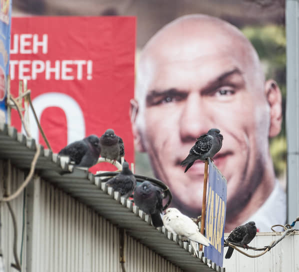 На рекламном плакате, 2012 год